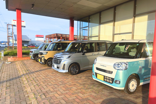 大きな看板と豊富な試乗車が目印